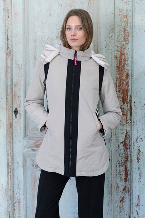 PARKA CON DETALLES EN NEGRO...