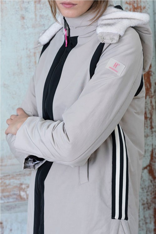 PARKA CON DETALLES EN NEGRO... 2