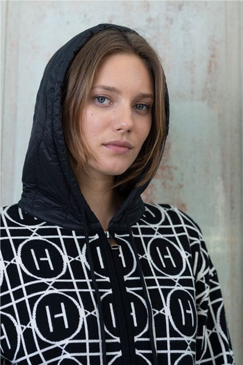 CHAQUETA NEGRA MONOGRAMA... 2