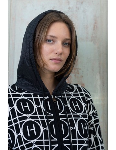 CHAQUETA NEGRA MONOGRAMA   HONGO