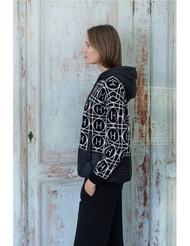 CHAQUETA NEGRA MONOGRAMA   HONGO