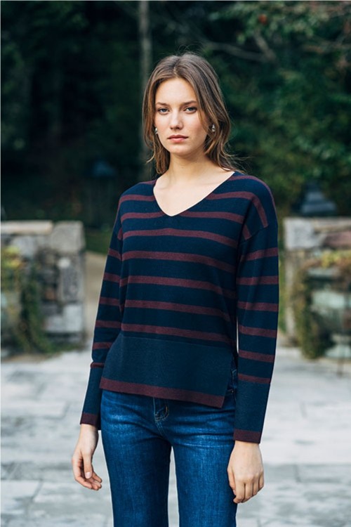 JERSEY RAYAS CON ESCOTE EN...