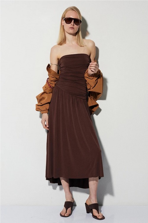 VESTIDO MIDI SIN TIRANTES...
