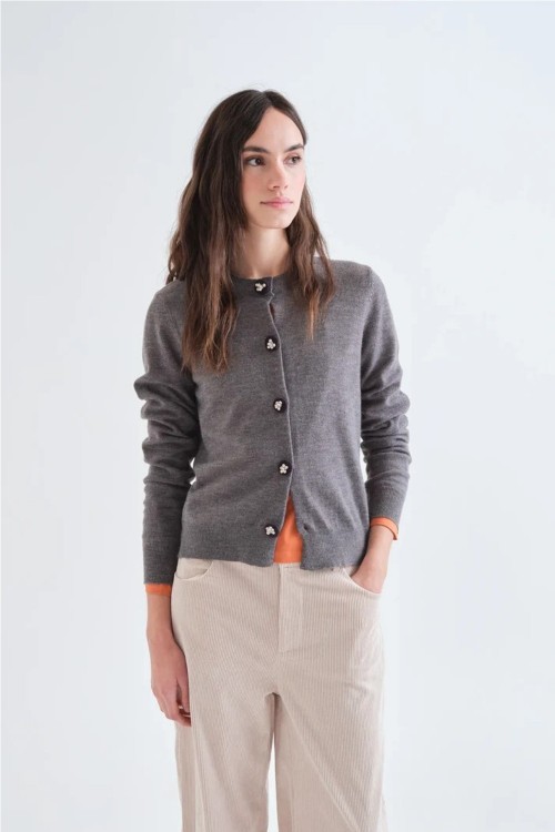 CARDIGAN CON BOTONES...